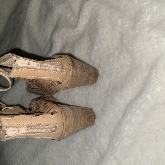 Jeffery Campbell Size 10 Tan Leather Lazer Cut Out Design - Picture 5 of 9